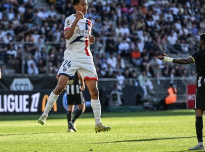 psg shrug off angers to edge closer to ligue 1 title