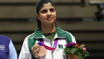 bronze medalist kishmala talat of pakistan attends the awarding ceremony for the women s 10m air rifle of shooting at the 19th asian games in hangzhou photo afp