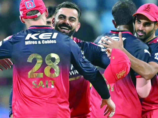 virat kohli 2l and his royal challengers bengaluru teammates edged out mumbai indians in the ipl photo afp virat kohli 2l and his royal challengers bengaluru teammates edged out mumbai indians in the ipl photo afp