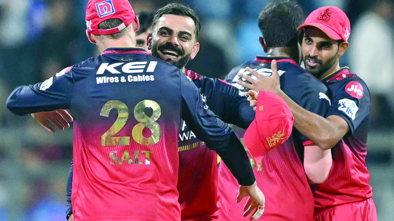 virat kohli 2l and his royal challengers bengaluru teammates edged out mumbai indians in the ipl photo afp virat kohli 2l and his royal challengers bengaluru teammates edged out mumbai indians in the ipl photo afp