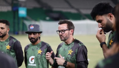 pakistan head coach mike hesson during pakistan s practice session photo afp file