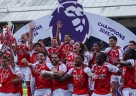 arsenal captain martin odegaard lifts the premier league trophy photo afp