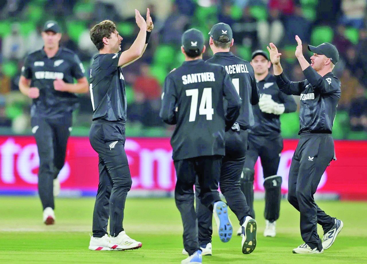 matt henry strikes in the powerplay against south africa in lahore photo afp