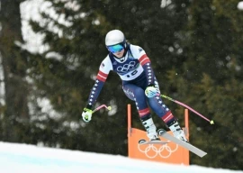 american ski star lindsey vonn completed her second training run for the milan cortina olympics women s downhill despite a serious knee injury photo afp