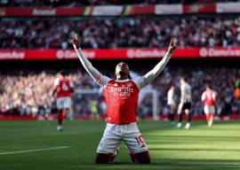 arsenal regain epl top spot