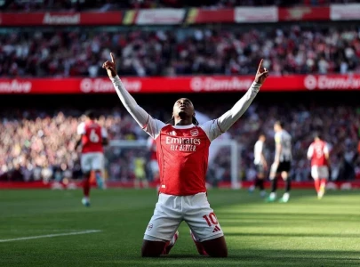 arsenal regain epl top spot