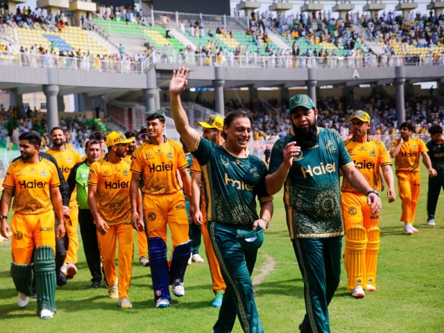 peshawar zalmi players and legends waving to the crowd following the game photo peshawar zalmi peshawar zalmi players and legends waving to the crowd following the game photo peshawar zalmi