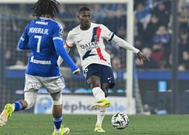 nuno mendes r scored a late winner as paris saint germain won 2 1 at strasbourg to go back to the top of ligue 1 photo afp