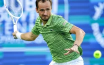 medvedev reaches dubai final