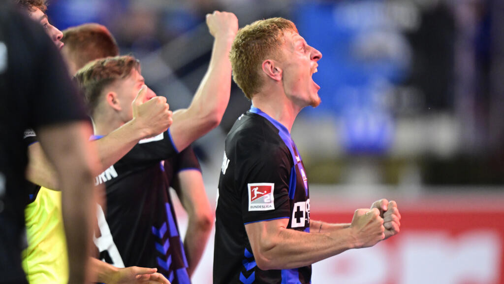 Paderborn return to Bundesliga as late goal sends Wolfsburg down