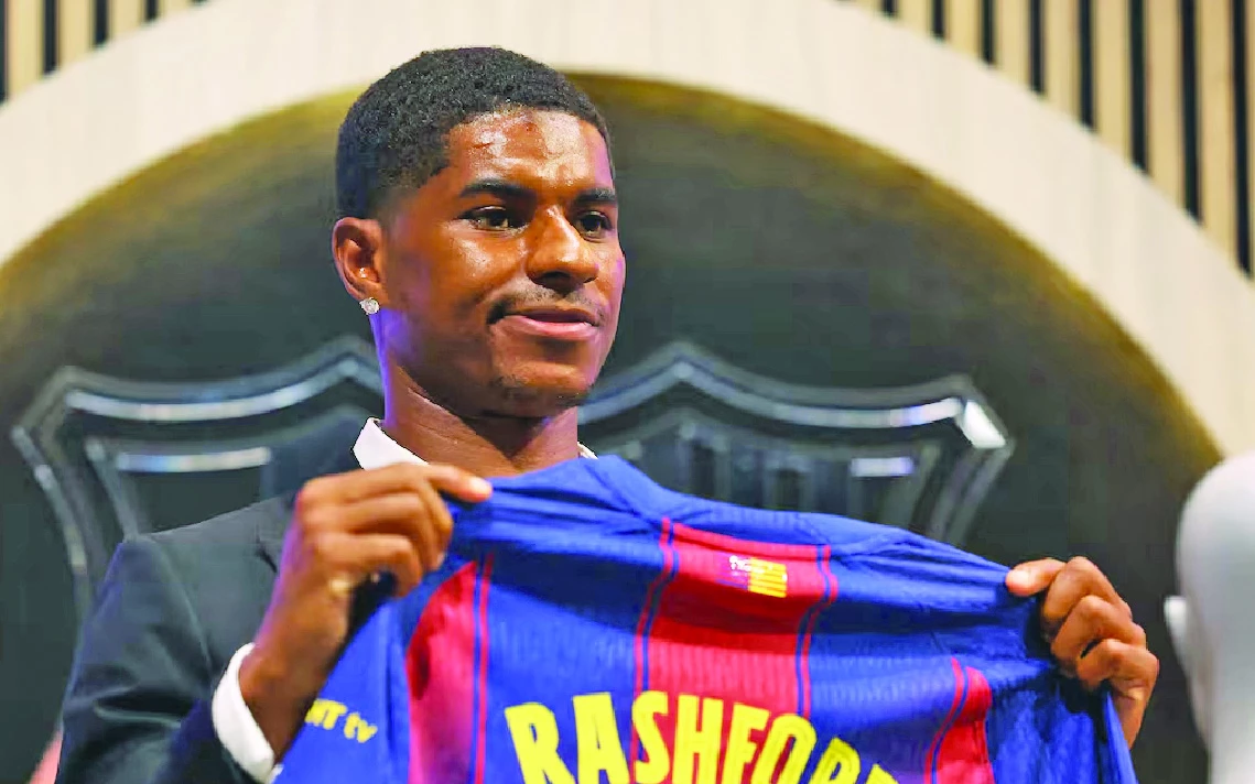 barcelona s new signing marcus rashford poses with his shirt during the presentation photo reuters