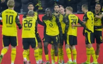 dortmund thump mainz to close in on bayern