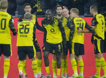 dortmund thump mainz to close in on bayern