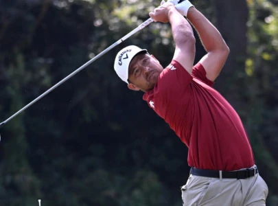 schauffele closes in on leaders