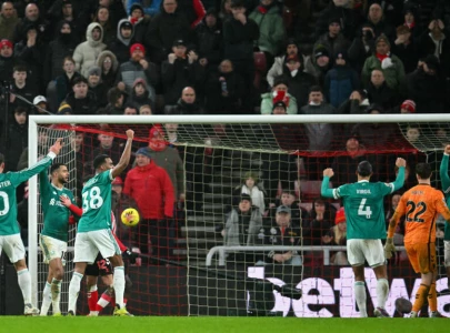 van dijk sinks sunderland to boost ucl bid