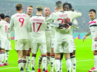 man utd spurs advance in europa league