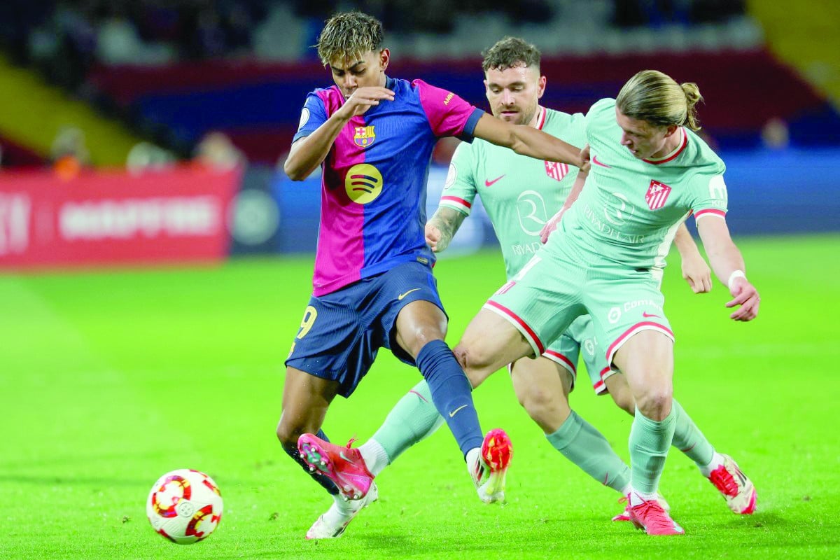 barcelona s spanish forward lamine yamal l vies for the ball with atletico madrid s english midfielder conor gallagher during the spanish copa del rey king s cup semi final first leg photo afp