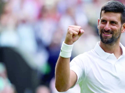 djokovic stays on track for wimbledon glory