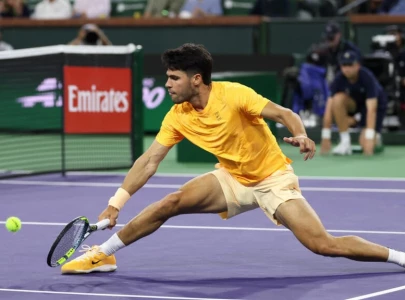 alcaraz battles back to reach indian wells fourth round