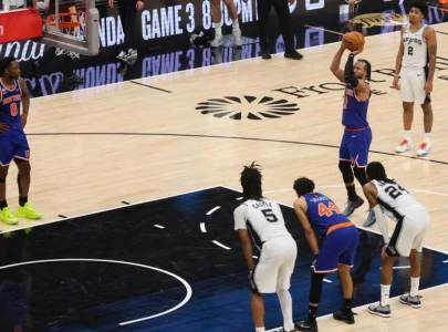 knicks hold off spurs 105 104 knicks hold off spurs 105 104