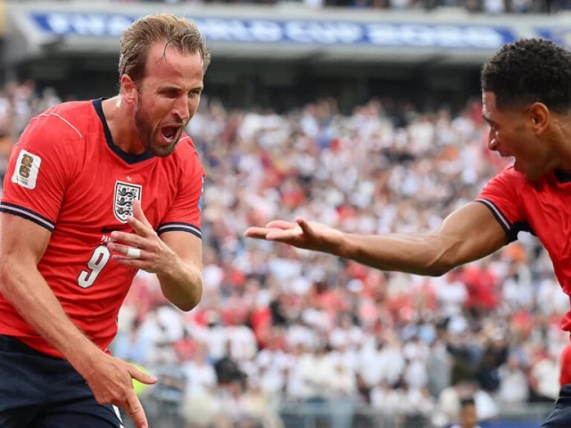Bellingham stars as England clinch top spot