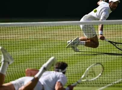 djokovic sinner advance at wimbledon