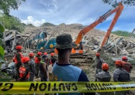 search and rescue teams look for people after a landslide at the landfill in barangay binaliw cebu city on january 9 2026 rescue workers searched on january 9 for dozens of people buried under a mountain of garbage that collapsed at a landfill in the central philippines killing at least one photo afp