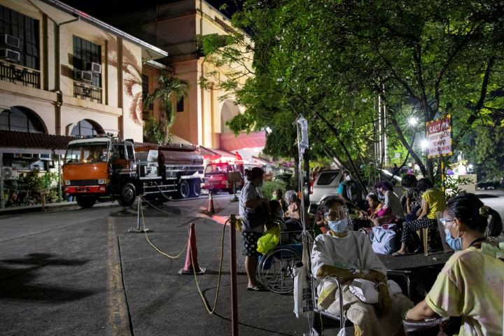 patients of philippine general hospital are evacuated after a fire broke past midnight in the government run facility amid the coronavirus disease covid 19 outbreak in manila philippines may 16 2021 reuters eloisa lopez