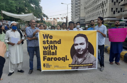 police ordered to file challan against journalist farooqi