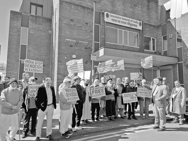 british kashmiris gathered outside the indian consulate photo express british kashmiris gathered outside the indian consulate photo express