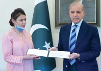 pm shehbaz sharif presents a rs10 million reward cheque to pims nurse razia naureen in recognition of her life saving efforts that helped save a child photo app pm shehbaz sharif presents a rs10 million reward cheque to pims nurse razia naureen in recognition of her life saving efforts that helped save a child photo app