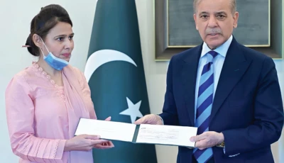 pm shehbaz sharif presents a rs10 million reward cheque to pims nurse razia naureen in recognition of her life saving efforts that helped save a child photo app pm shehbaz sharif presents a rs10 million reward cheque to pims nurse razia naureen in recognition of her life saving efforts that helped save a child photo app