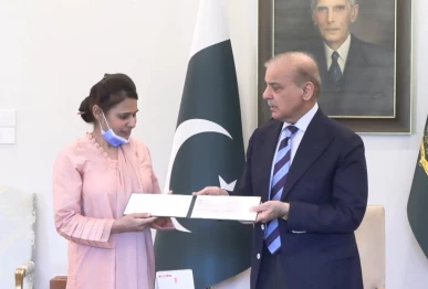 pm shehbaz gifts rs10m cheque to nurse who saved newborn during pims fire on september 3 2026 photo screengrab