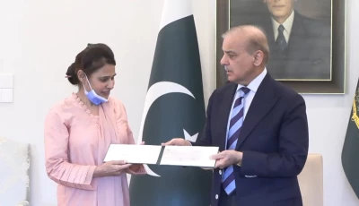 pm shehbaz gifts rs10m cheque to nurse who saved newborn during pims fire on september 3 2026 photo screengrab