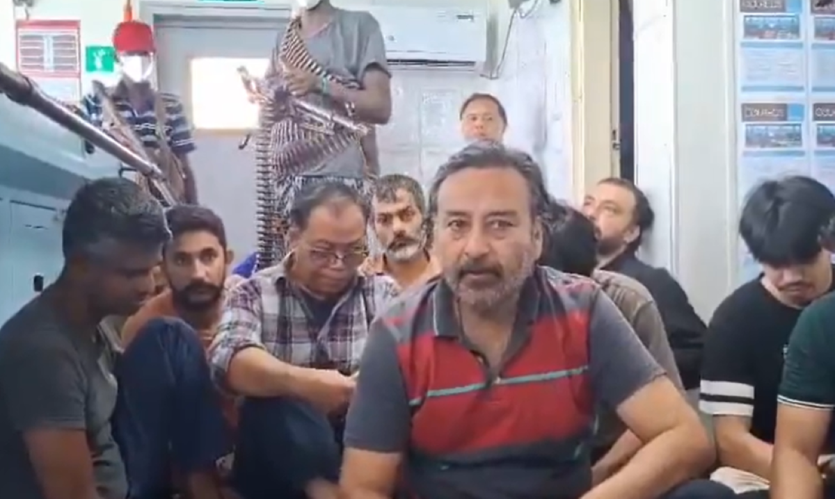 Video of hijacked crew emerges 26 days after Somali pirate seizure