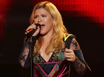 watch kelly clarkson says bon jovi s blaze of glory almost killed her