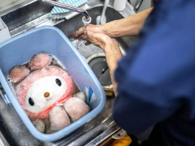 Dry-cleaning professional Masakazu Shimura cleans a soft toy at the facility of Cleaning Yonmarusan in Fuefuki city of Yamanashi Prefecture © Philip FONG / AFP