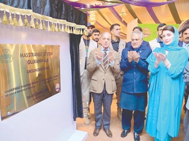 prime minister shehbaz sharif punjab chief minister maryam nawaz and foreign minister ishaq dar offer dua after unveiling the plaque for the new mass transit system in gujranwala photo app prime minister shehbaz sharif punjab chief minister maryam nawaz and foreign minister ishaq dar offer dua after unveiling the plaque for the new mass transit system in gujranwala photo app