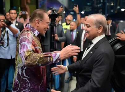 pakistan malaysia to sign several mous as pm shehbaz greeted by anwar ibrahim in kuala lumpur pakistan malaysia to sign several mous as pm shehbaz greeted by anwar ibrahim in kuala lumpur