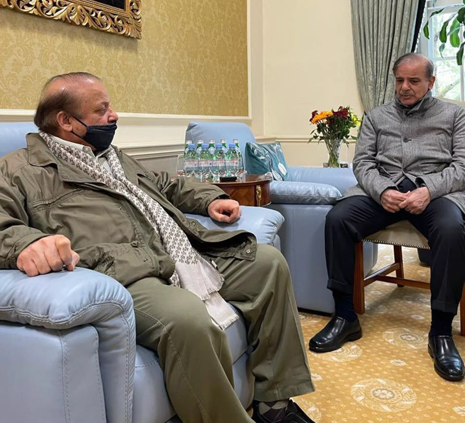 pm shehbaz sharif meets pml n chief nawaz sharif at his london residence photo online pm shehbaz sharif meets pml n chief nawaz sharif at his london residence photo online