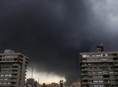 toxic fallout fromiran refinery strikes may reach pakistan