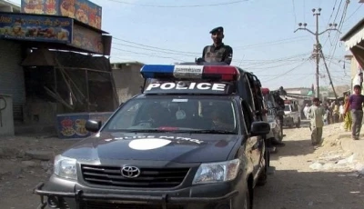 mob burns suspected robber alive after resident shot dead in karachi