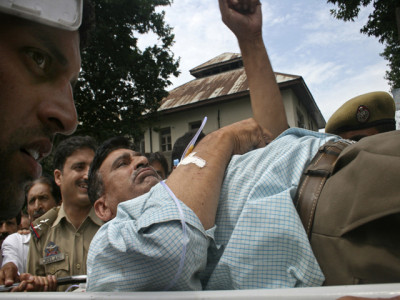 shoe throwing policeman hailed as hero in indian kashmir