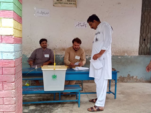polling for by elections for the 20 constituencies of the punjab assembly continued till 5pm on sunday july 17 photo twitter ecp