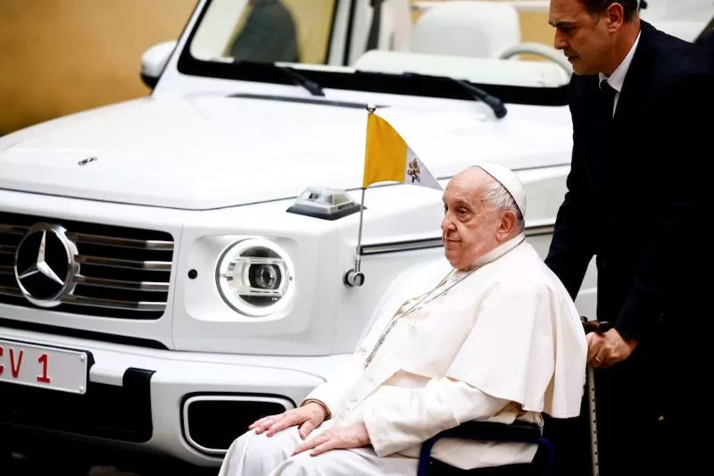 pope s electric popemobile arrives from mercedes benz in support of climate change advocacy pope s electric popemobile arrives from mercedes benz in support of climate change advocacy