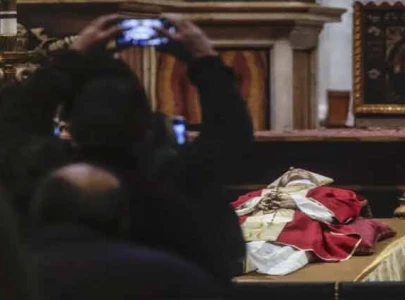 tens of thousands view benedict xvi s body at vatican tens of thousands view benedict xvi s body at vatican