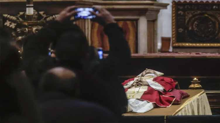 tens of thousands view benedict xvi s body at vatican photo reuters