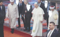 pope tours istanbul s blue mosque