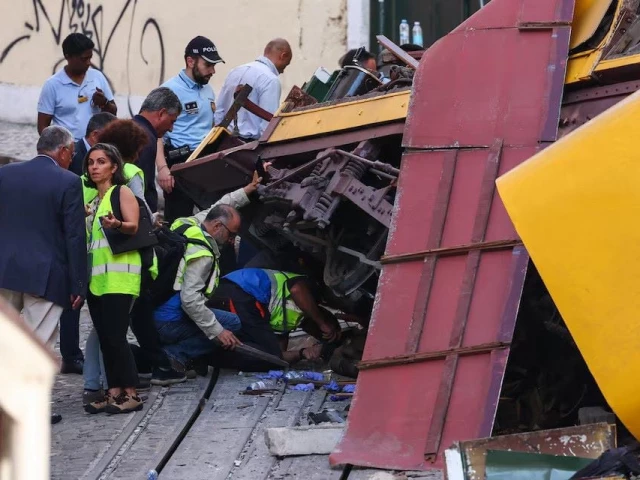 people work at the site of the accident after gloria funicular railway car a popular tourist attraction derailed and crashed resulting in multiple casualties according to authorities in lisbon portugal september 4 2025 photo reuters people work at the site of the accident after gloria funicular railway car a popular tourist attraction derailed and crashed resulting in multiple casualties according to authorities in lisbon portugal september 4 2025 photo reuters