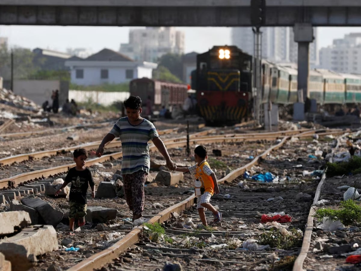 Poverty climbs to 28.9pc as inequality widens, Economic Survey shows